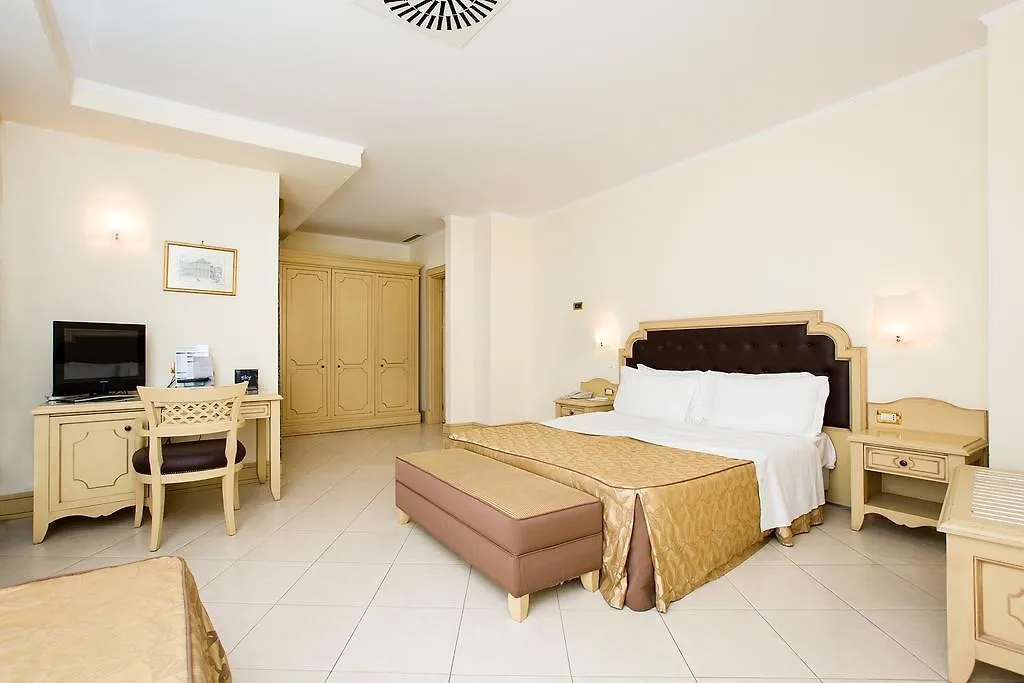 Grand Hotel Faraglioni Aci Trezza 4*,