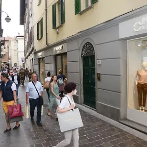 https://comolakehouse.it-lombardy.com